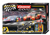 Autodráha Carrera GO, která je dlouhá 8,9m s auty BMW M4 GT3 a Ferrari 488 GT3